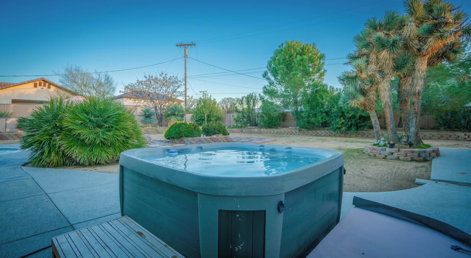 WELL MAINTAINED HOT TUB