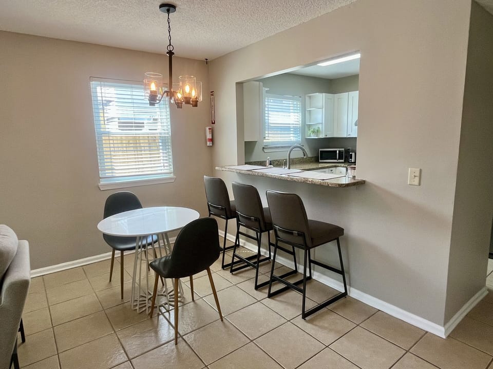 1st FL - Dining Area - pic 1