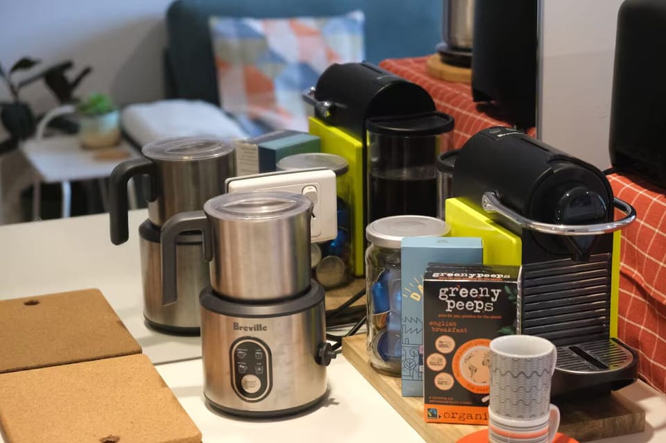 Coffee machine, milk frother, with coffee pods, tea and sugar available