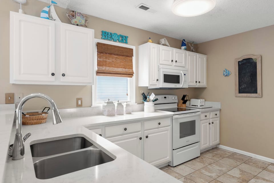 CL11M: Sandy Paws | Top Level Kitchen
