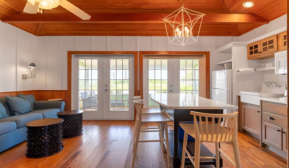 Host relaxed dinners in the open space with easy flow.