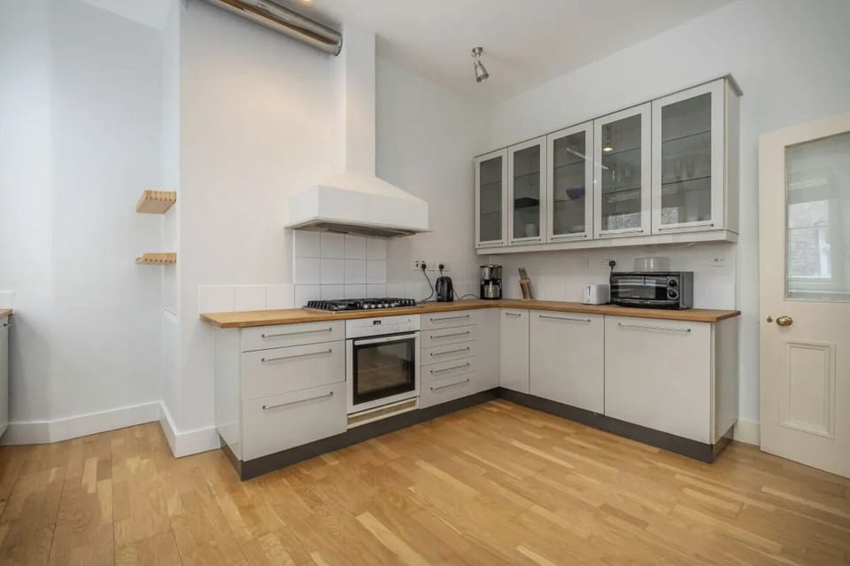 Full kitchen