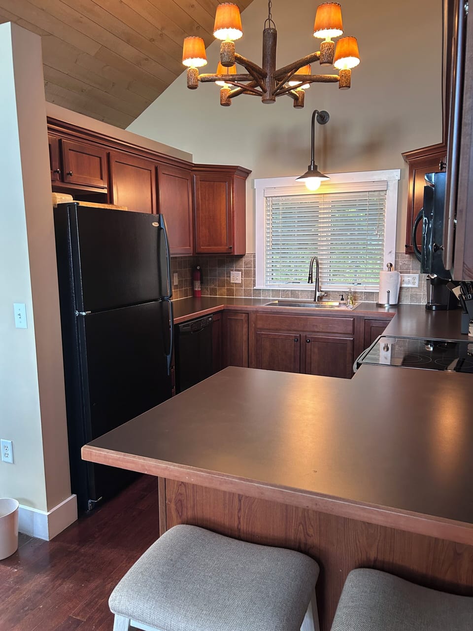 Seating for 2 at the kitchen counter