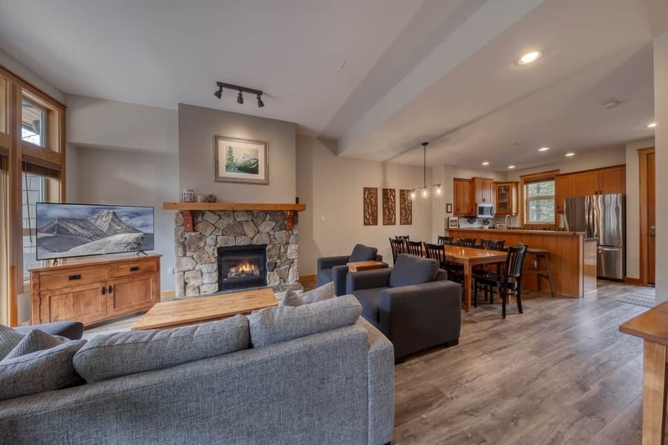 Comfortable Living Area with Gas Fireplace