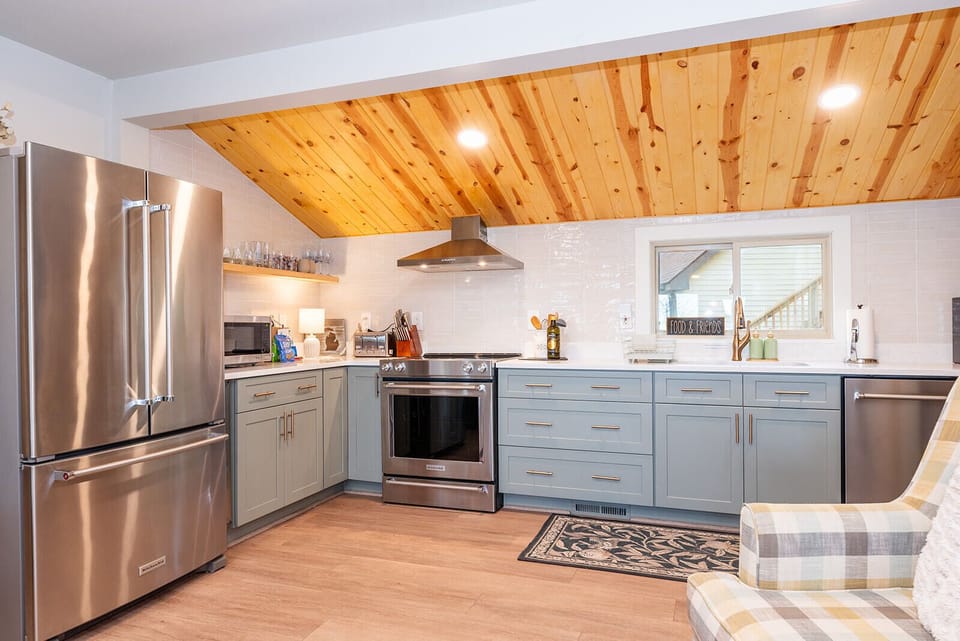 Fully loaded & remodeled kitchen with stainless steel appliances