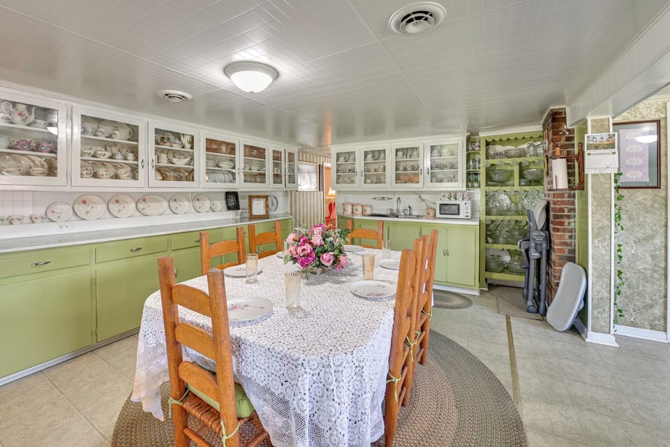 Kitchenette | 2 Dining Tables | Cooking Basics | Keurig Coffee Maker | Microwave