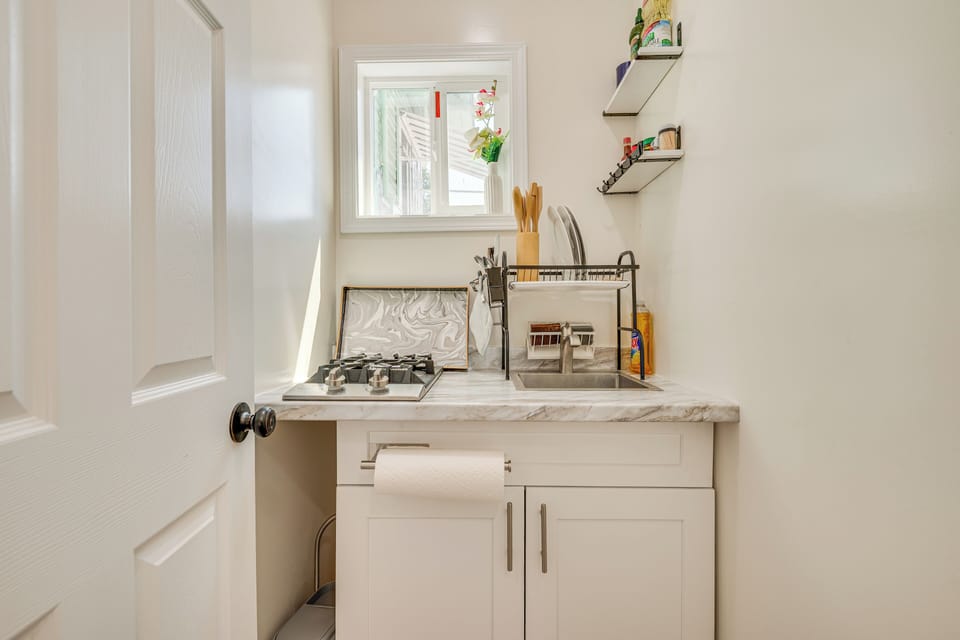 Kitchenette | Sink | Cooktop
