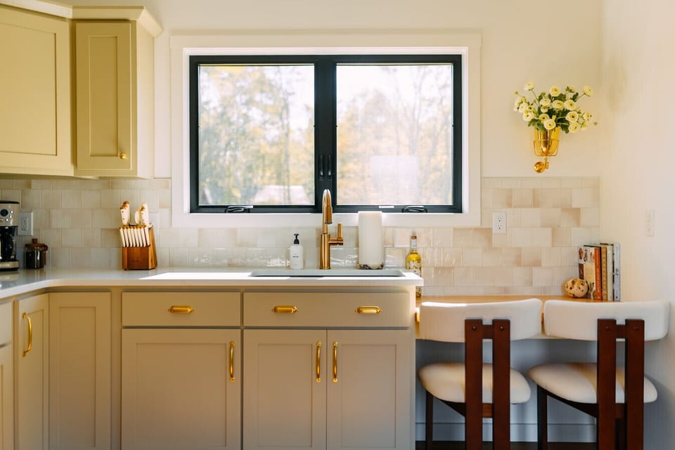 In this kitchenette, you`ll find ample space to cook up a great meal as well as dine in!