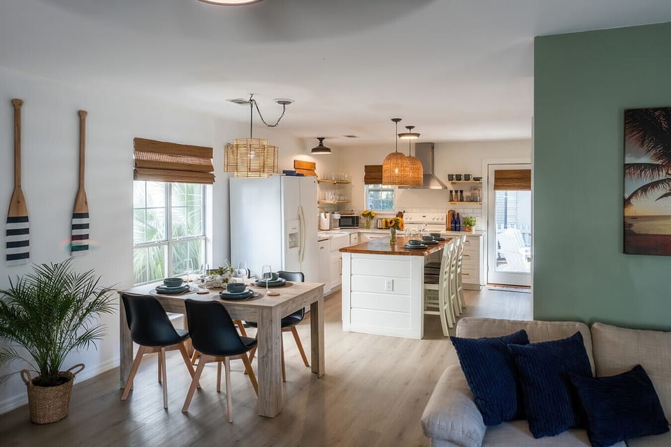Open Kingfish layout with cozy living space, dining table & fully equipped kitchen.