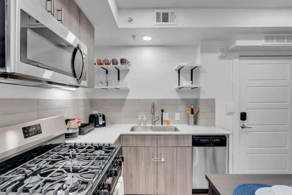 Complete kitchen with all the essentials.