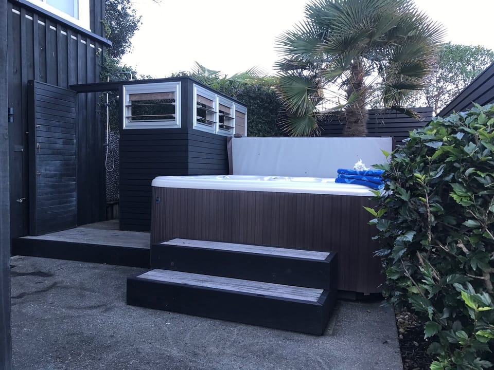 Spa - bottom level outside / outdoor shower