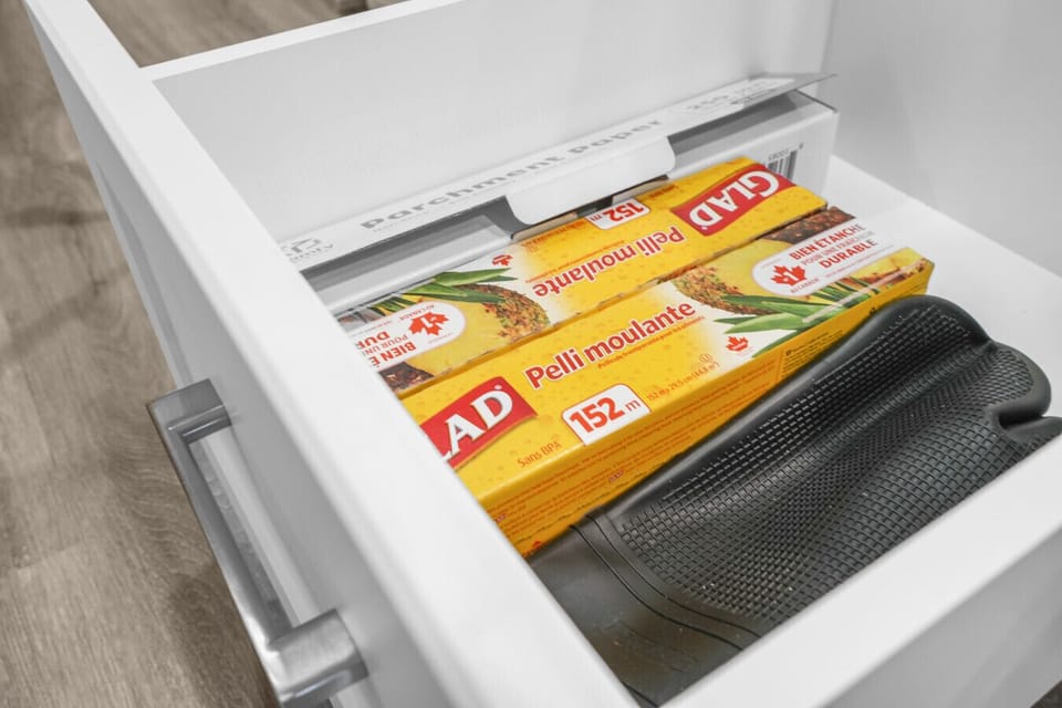 Keep your kitchen essentials organized and within reach, wrap, store, and prep with ease using this neatly tucked-away drawer solution.