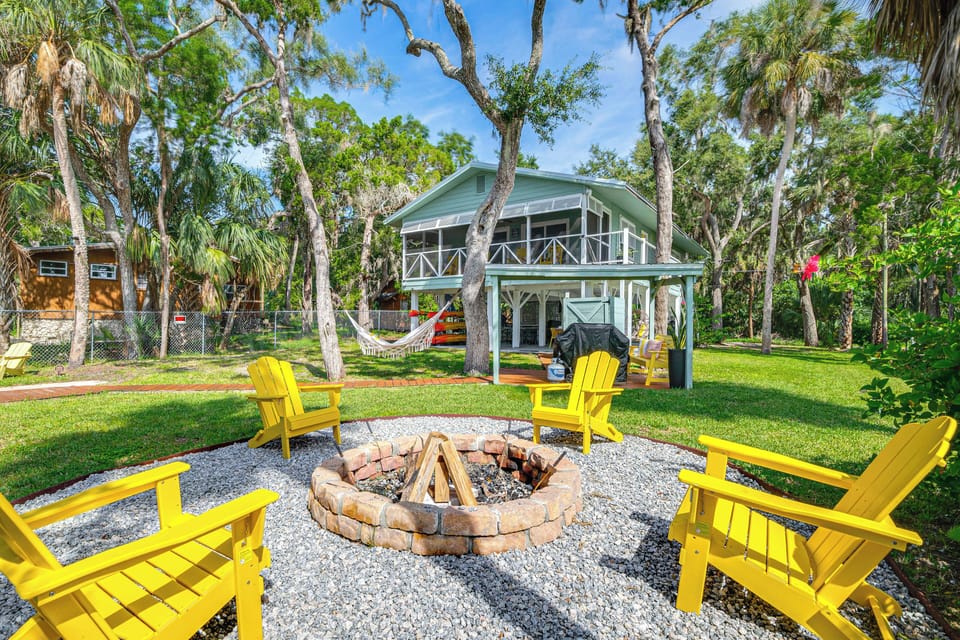 Crystal River Vacation Rental | 2BR | 2BA | 912 Sq Ft | Stairs Required