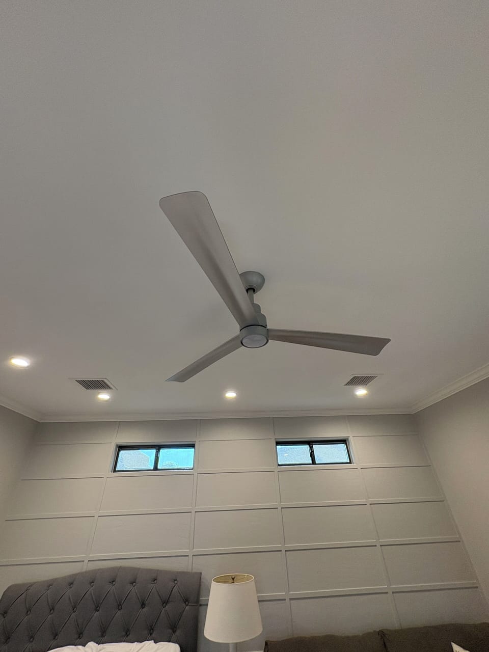 Ceiling fan with remote.