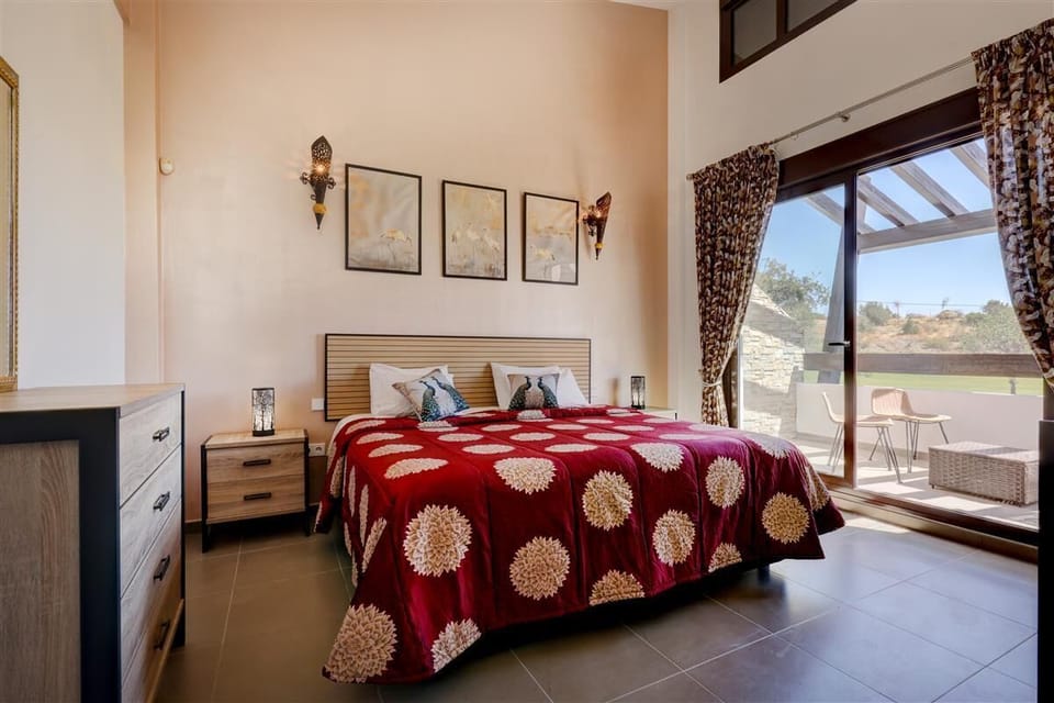 Master bedroom with eperor-size bed (200x200cm) and air conditioning