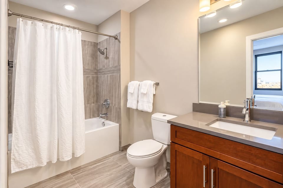 Terminal Tower - Spacious! RnRHoF, Casino, Stadium Apartment in Cleveland Heights