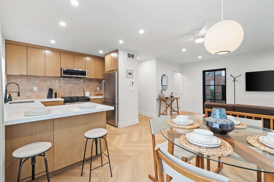 
Modern, fully-equipped kitchen and dining area perfect for creating and sharing meals. Enjoy the open layout and the comfortable, welcoming atmosphere.