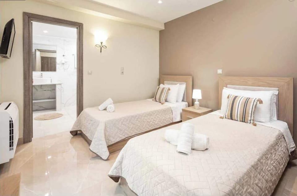 Twin Bedroom with Bright Windows – Perfect for friends or children, with two single beds and plenty of daylight.