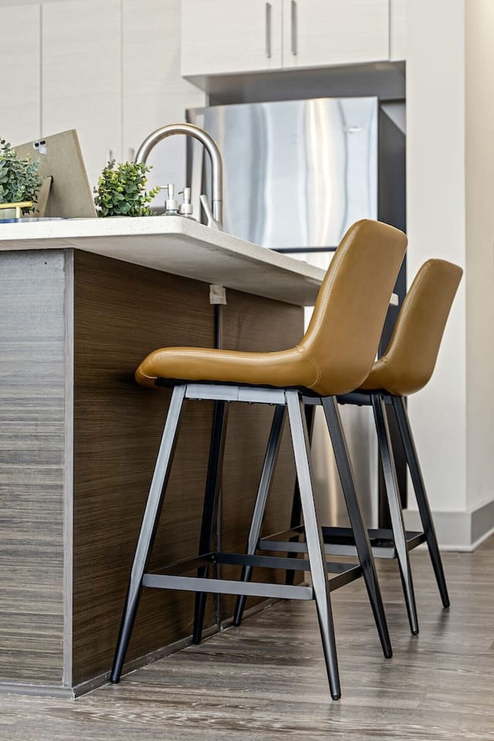 Stylish leather stools await your culinary adventures and delightful gatherings!