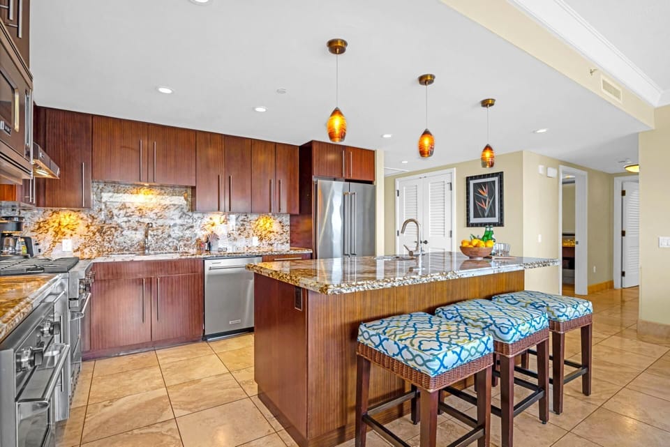 HKH-504 Spacious kitchen with granite counters, full-size appliances, and breakfast bar seating for casual bites.