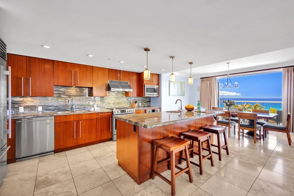 HKH-550 Kitchen with central island and full ocean view