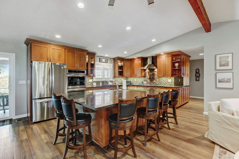 Expansive island, kitchen equipped with double oven, micro, dishwasher, Keurig 
