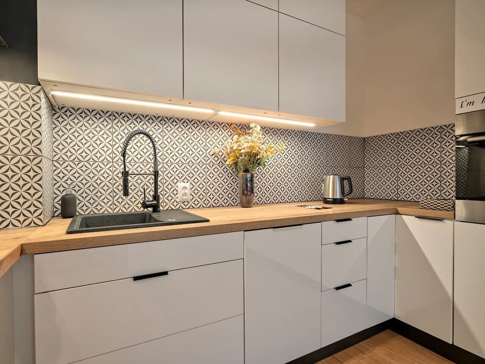 Modern Kitchen with Stylish Backsplash and Full Cooking Amenities | Book Now with RENTUJEMY.COM