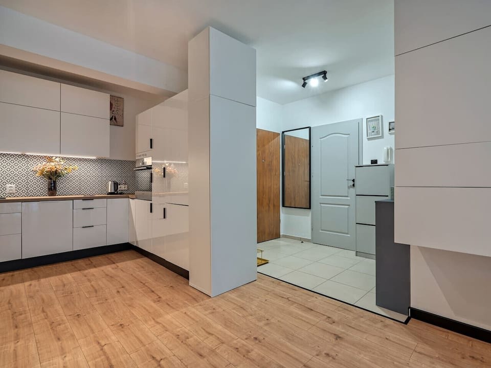 Bright Entrance Hall Connected to a Modern Kitchen | Book Now with RENTUJEMY.COM