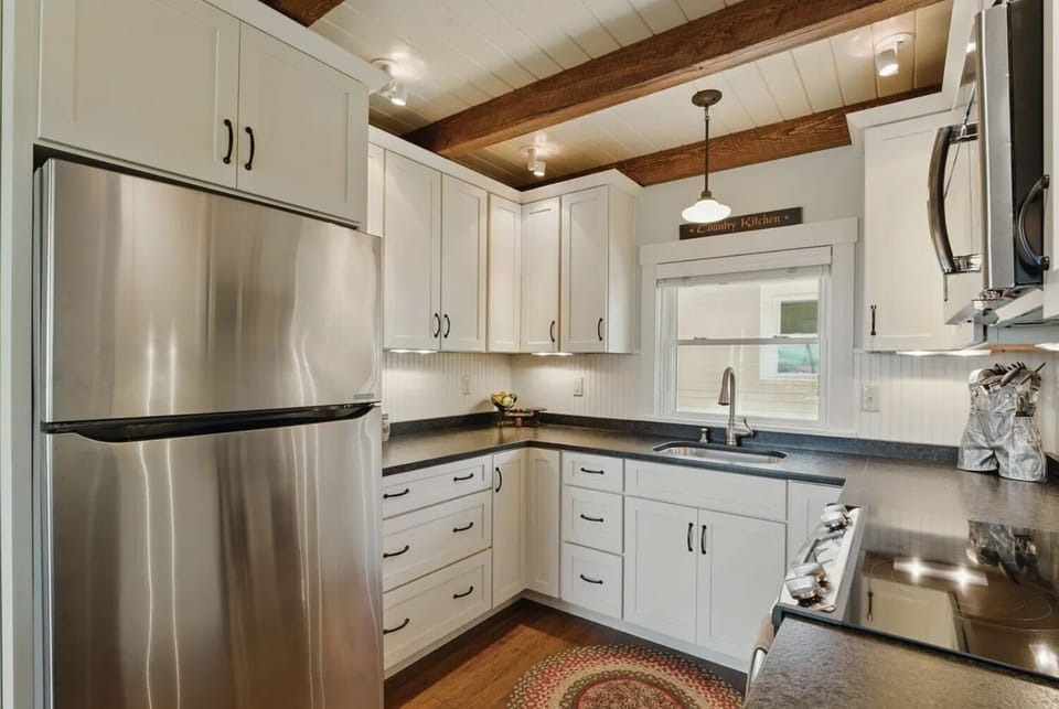 Full kitchen