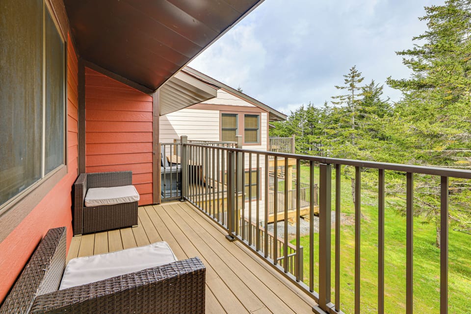 Furnished Balcony | 2-Story Townhome | 6 Mi to Raven Golf Club