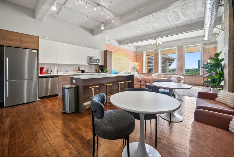 🍷 Gather your crew in this wide-open kitchen and dining space. Whether you’re cooking “Red”-themed meals, hosting a wine night, or snapping selfies with the mural backdrop, it’s designed for connection.