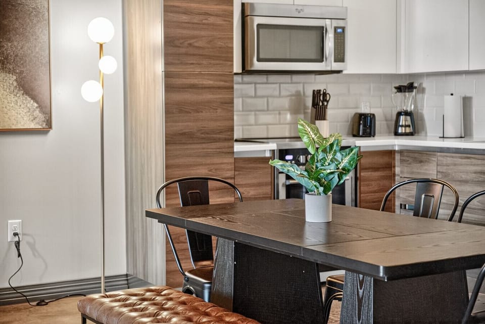 Industrial elegance: Open kitchen design with modern appliances and warm wood tones.