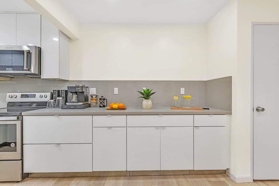 Discover the convenience of our kitchen, with modern appliances.