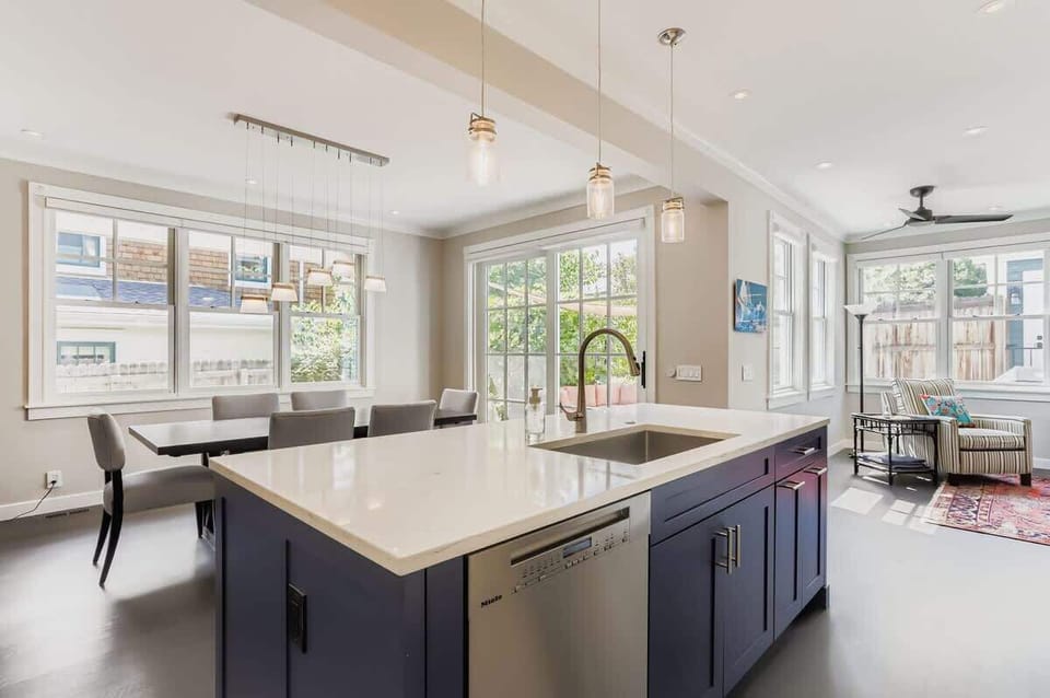 Kitchen/Dining table 