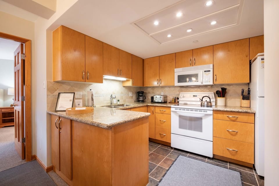 Full kitchen: High-end appliances