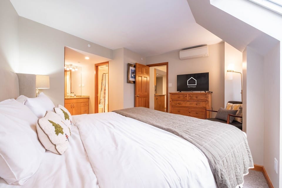 2nd bedroom: Queen bed, 
ensuite bathroom