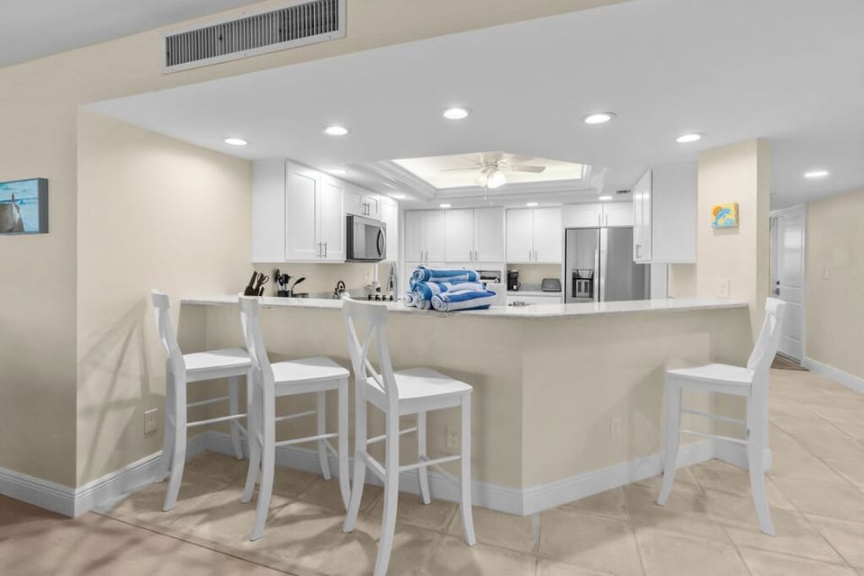 Kitchen has counter seating