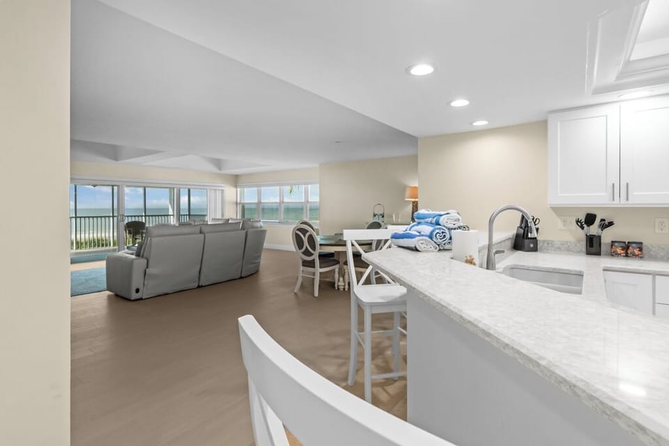 Kitchen has counter seating