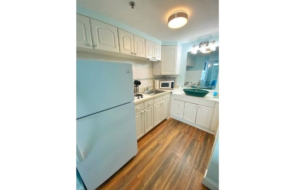A kitchen with all the amenities to make your stay comfortable.