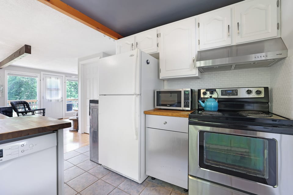 Fully stocked kitchen with all appliances