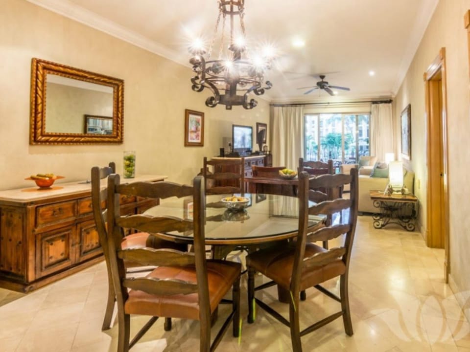 Dining area, accommodates 6 people