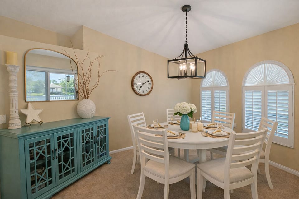 Bright dining area for 6