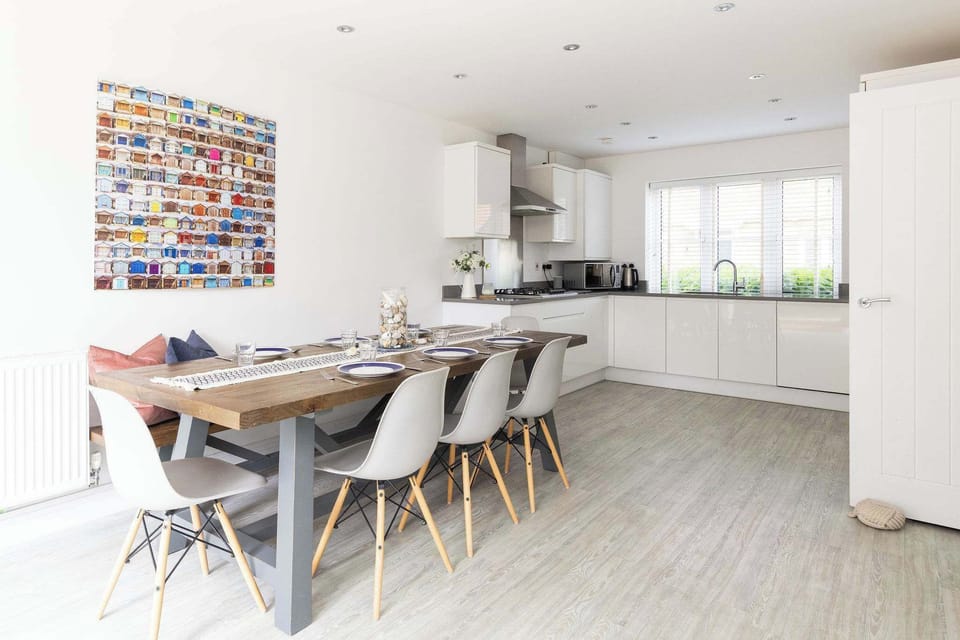 A fully-equipped space to cook for larger groups