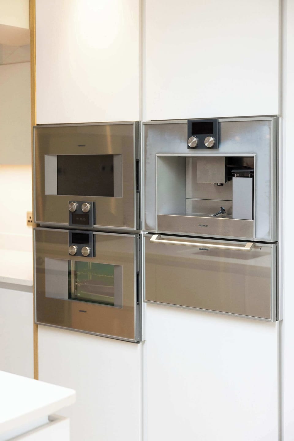 Cooking for 8 guests is easy with a double oven!