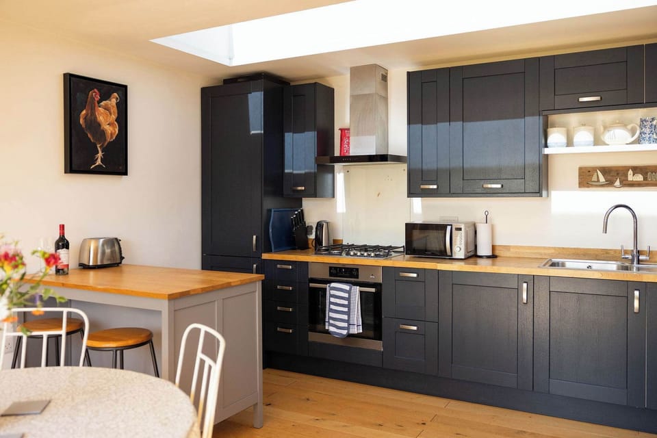 Cook delicious meals in this modern and well-equipped kitchen!