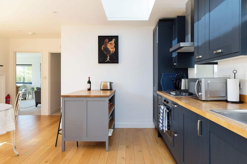 Create lasting memories in this stylish kitchen, featuring a central island and a modern design, ideal for family cooking and gatherings.