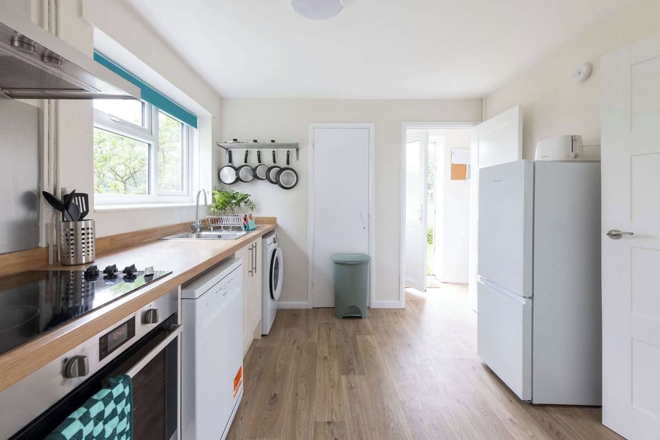 Induction hob, electric oven, dishwasher, washing machine and fridge/freezer....its like a home form home!