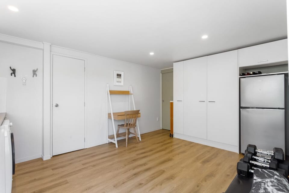 Downstairs area with desk, extra fridge and gym equipment (external access)