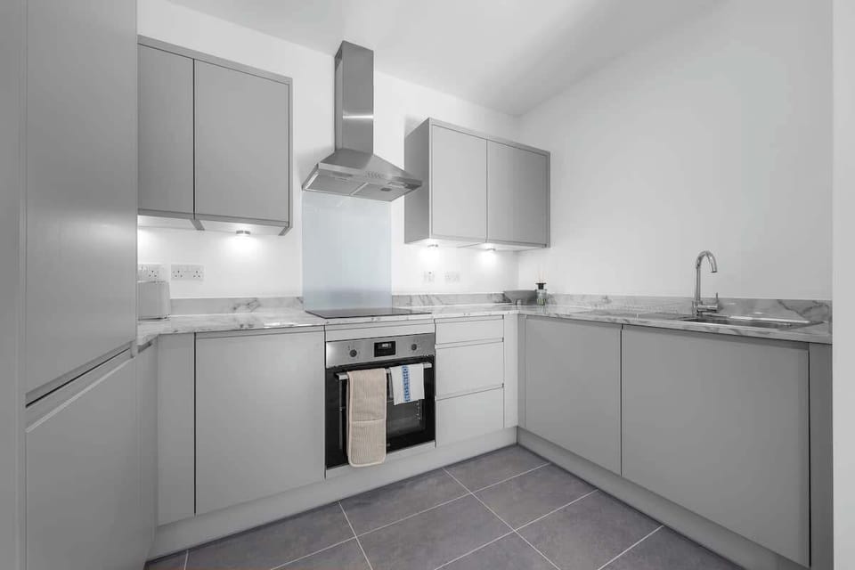 Perfect for home cooked meals or easy takeaway nights with Deliveroo and Uber Eats right to your door