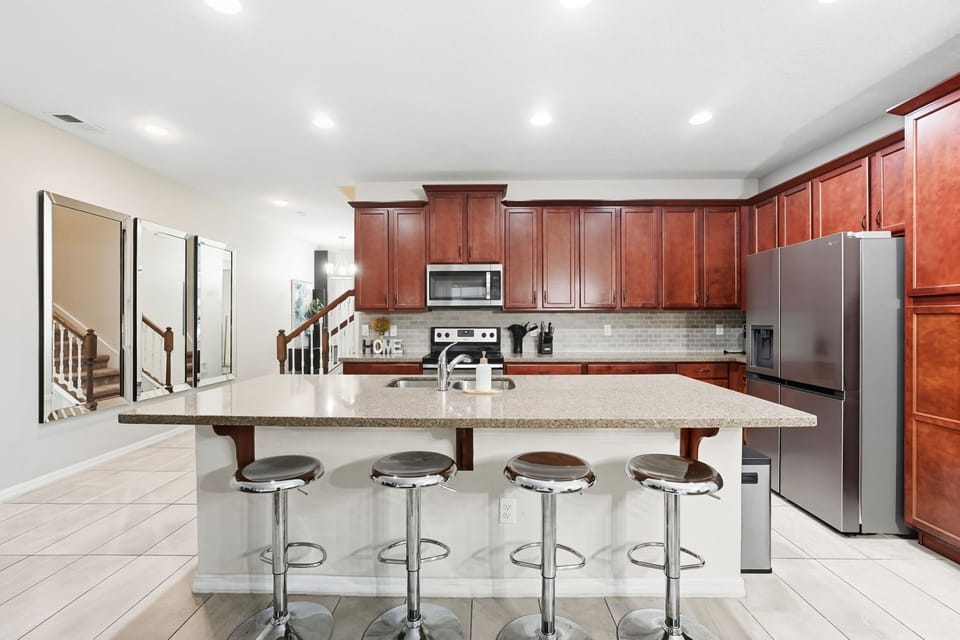 Spacious Kitchen with Stylish Top Counter